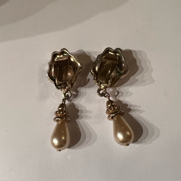 Vintage 80’s Baroque Pearl Drop Earrings - Picture 4 of 5